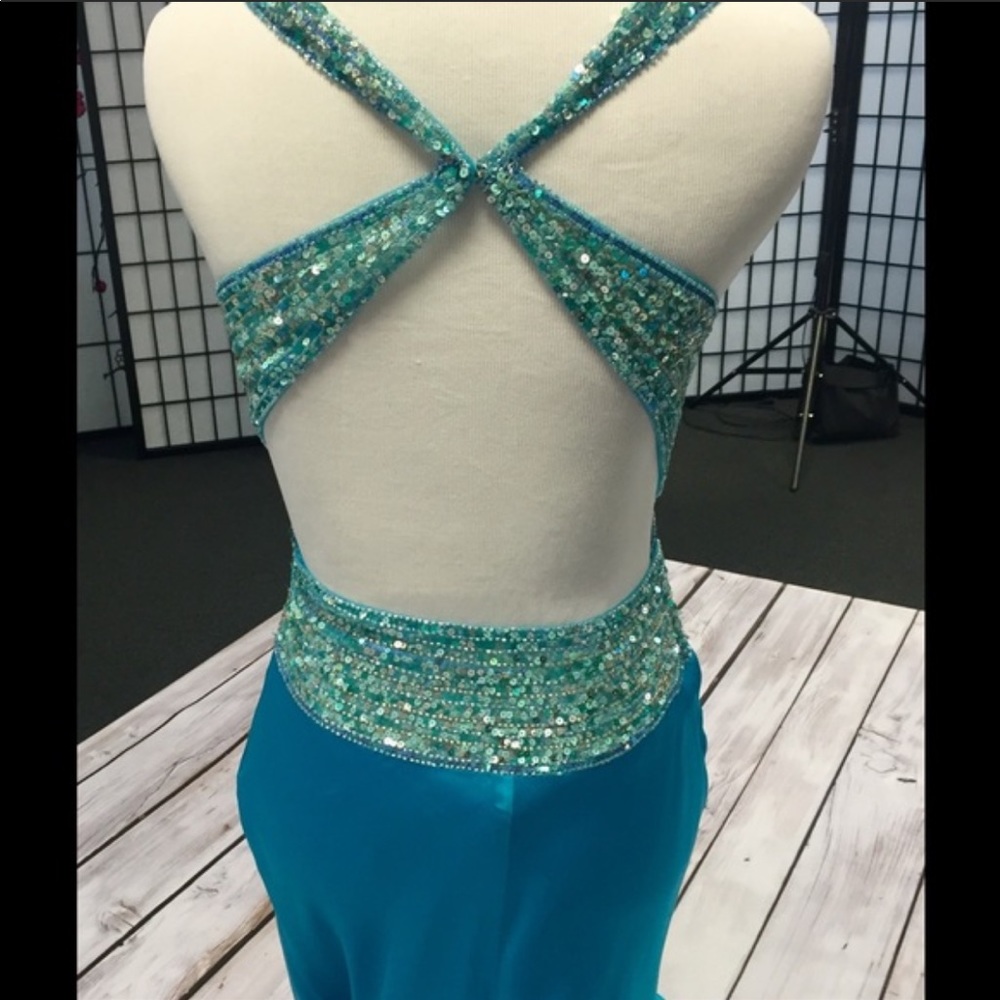 Formal gown - Picture 2 of 3